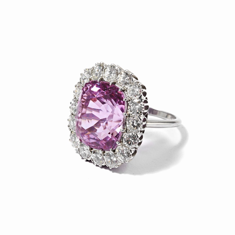 Auction of Old Jewellery, Modern Jewellery, Precious Stones and Silver Collection